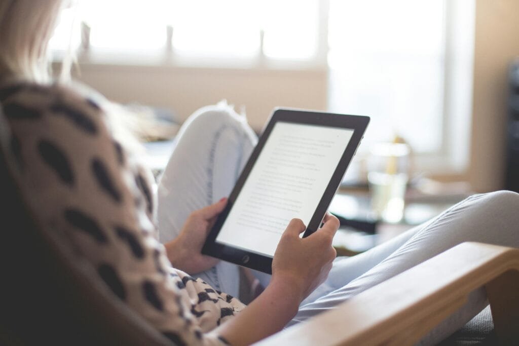 mulher lê ebook num tablet